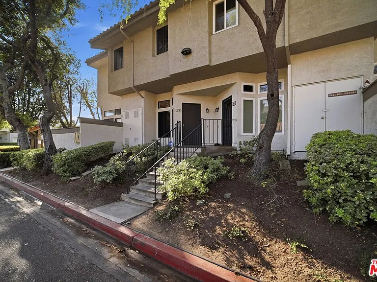 Willowcrest Ln — Photo 1