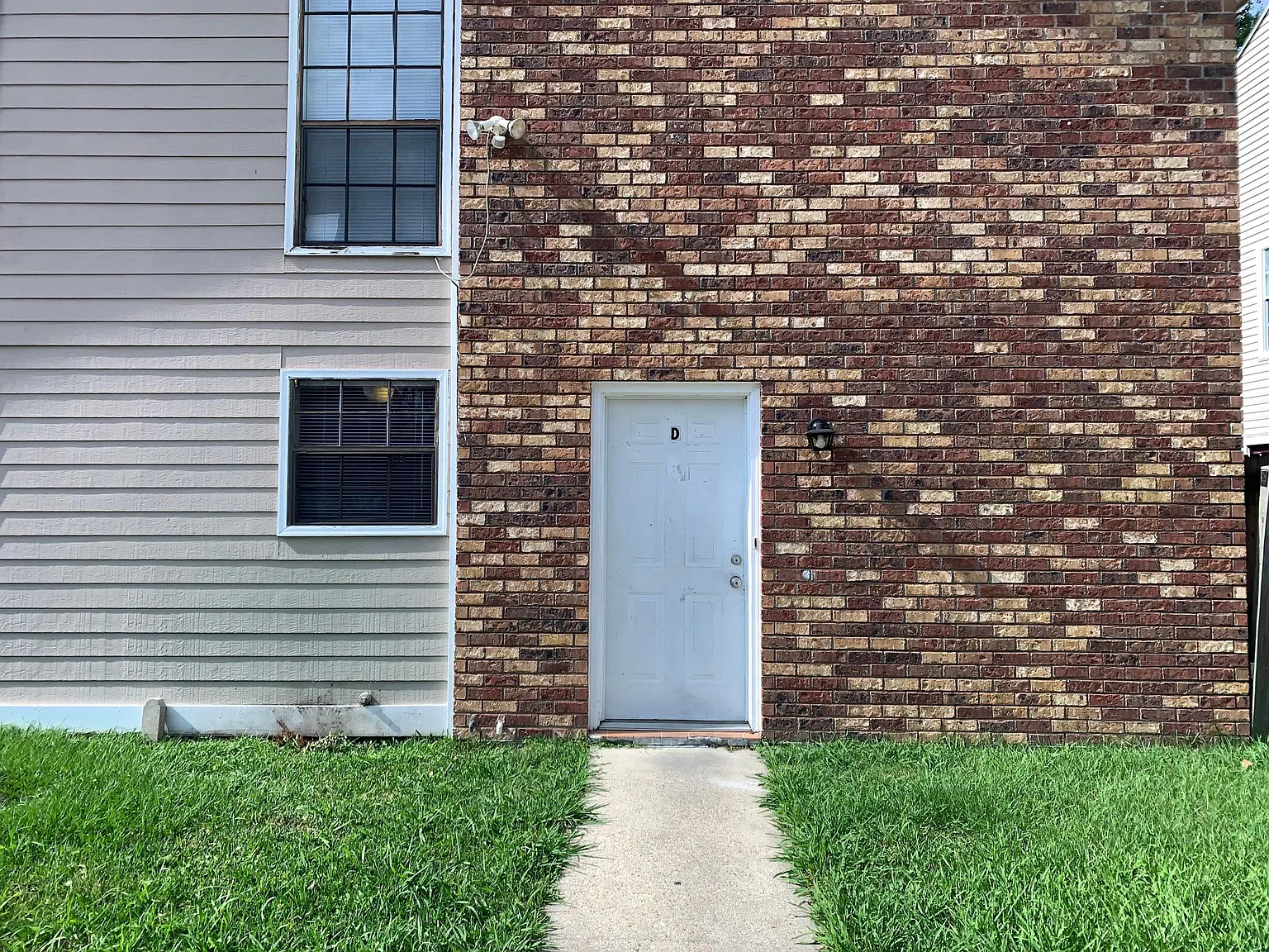 2 bed, 1.5 bath, 1098 sqft, $975 — Photo 1