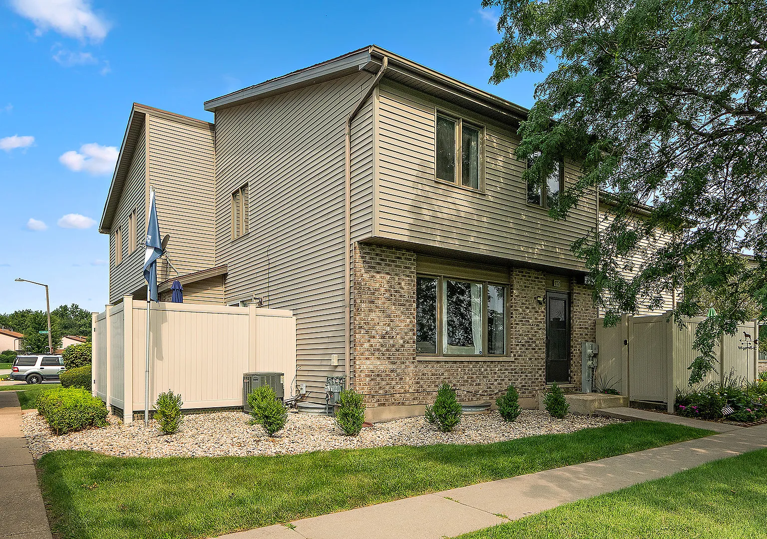 2 bed, 1300 sqft, $2,400 — Photo 2