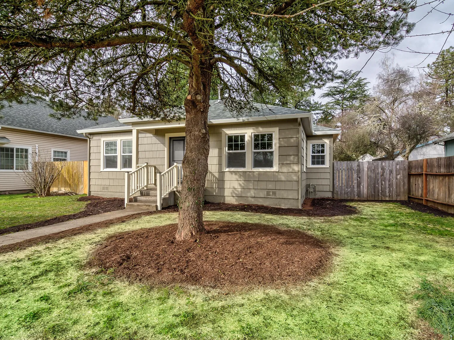 153 NE Jefferson St — Photo 3