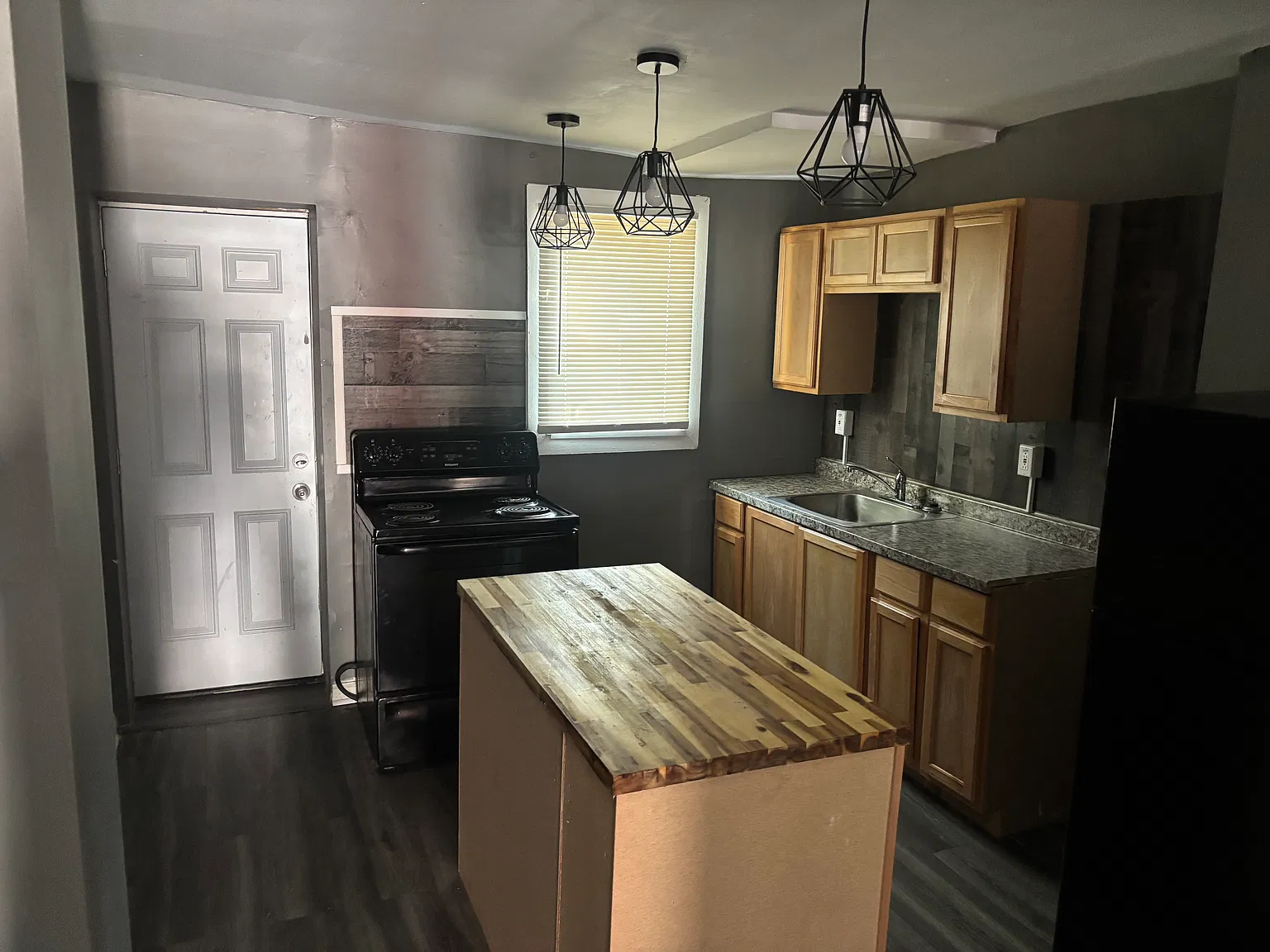 3 bed, 720 sqft, $1,350 — Photo 3