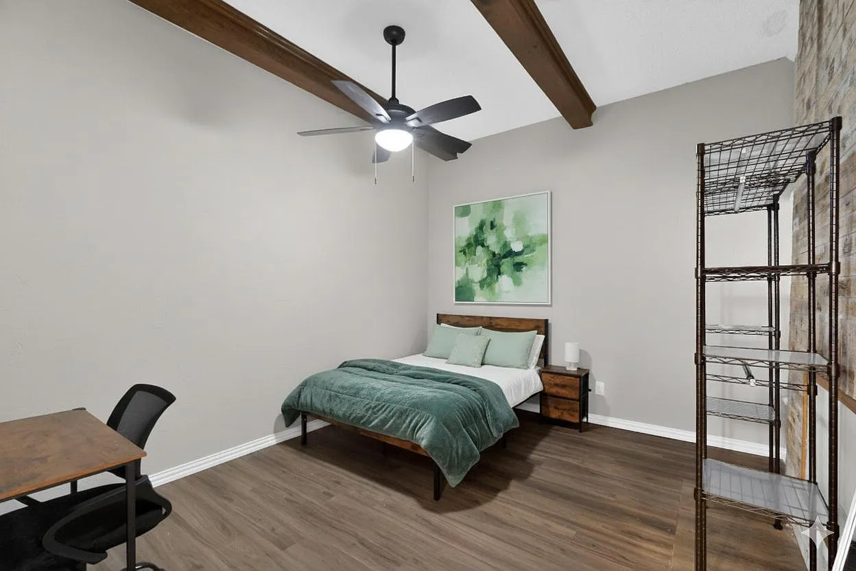 4 bed, 3.0 bath, 2040 sqft, $1,009 — Photo 1
