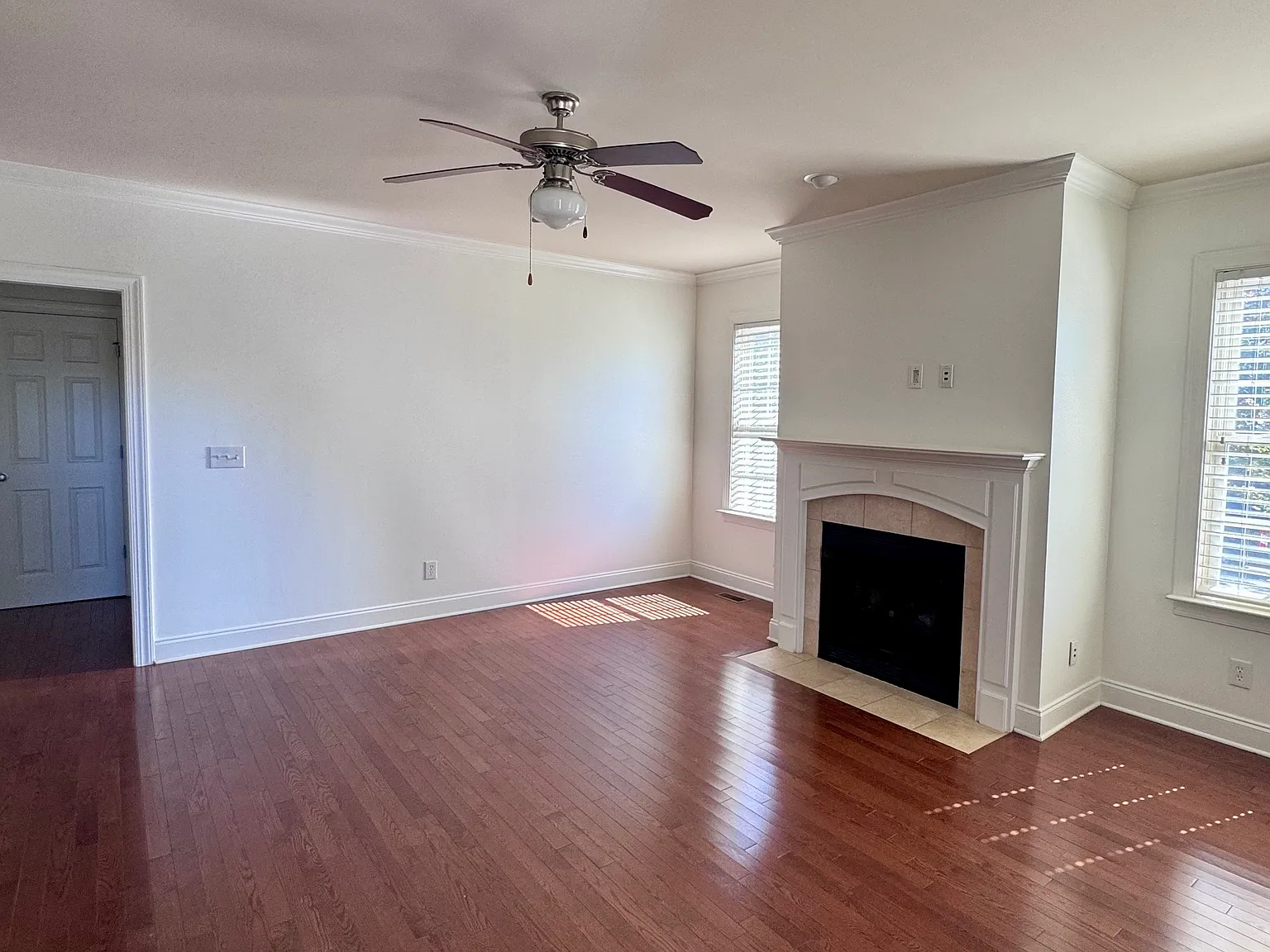 3 bed, 2.5 bath, 1905 sqft, $3,750 — Photo 3