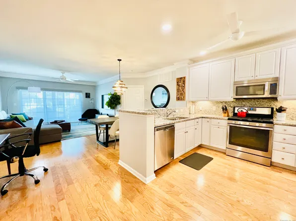 214 Center Meadow Lane #214, Danbury, CT 06810