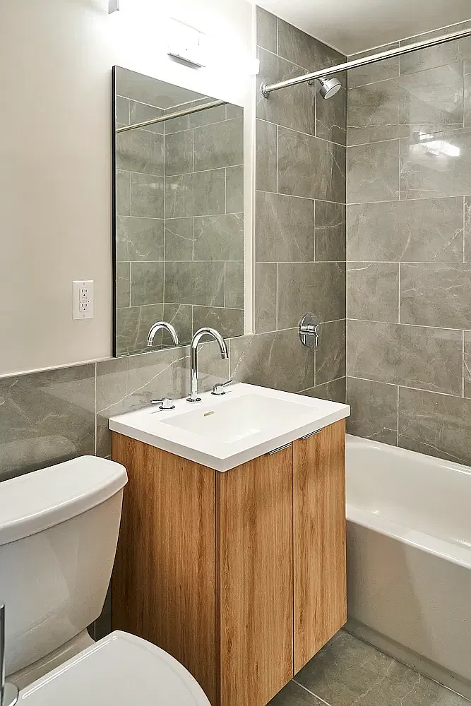 560 Main St — Photo 2