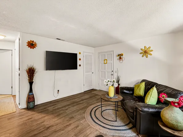 Whispering Trees Apartments, 1501 N Cherry St #73e3ebddf, Chico, CA 95926