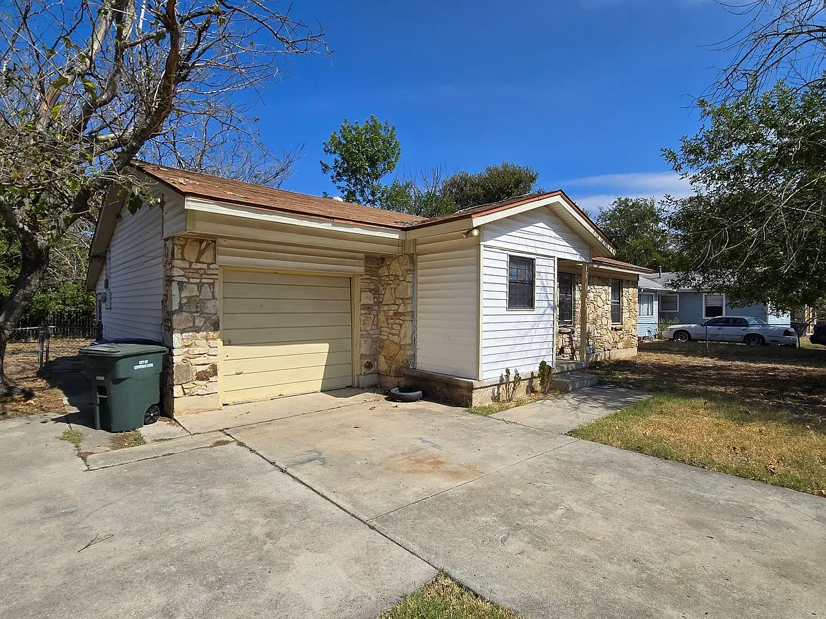Building Photo - 2408 Meadow Ln