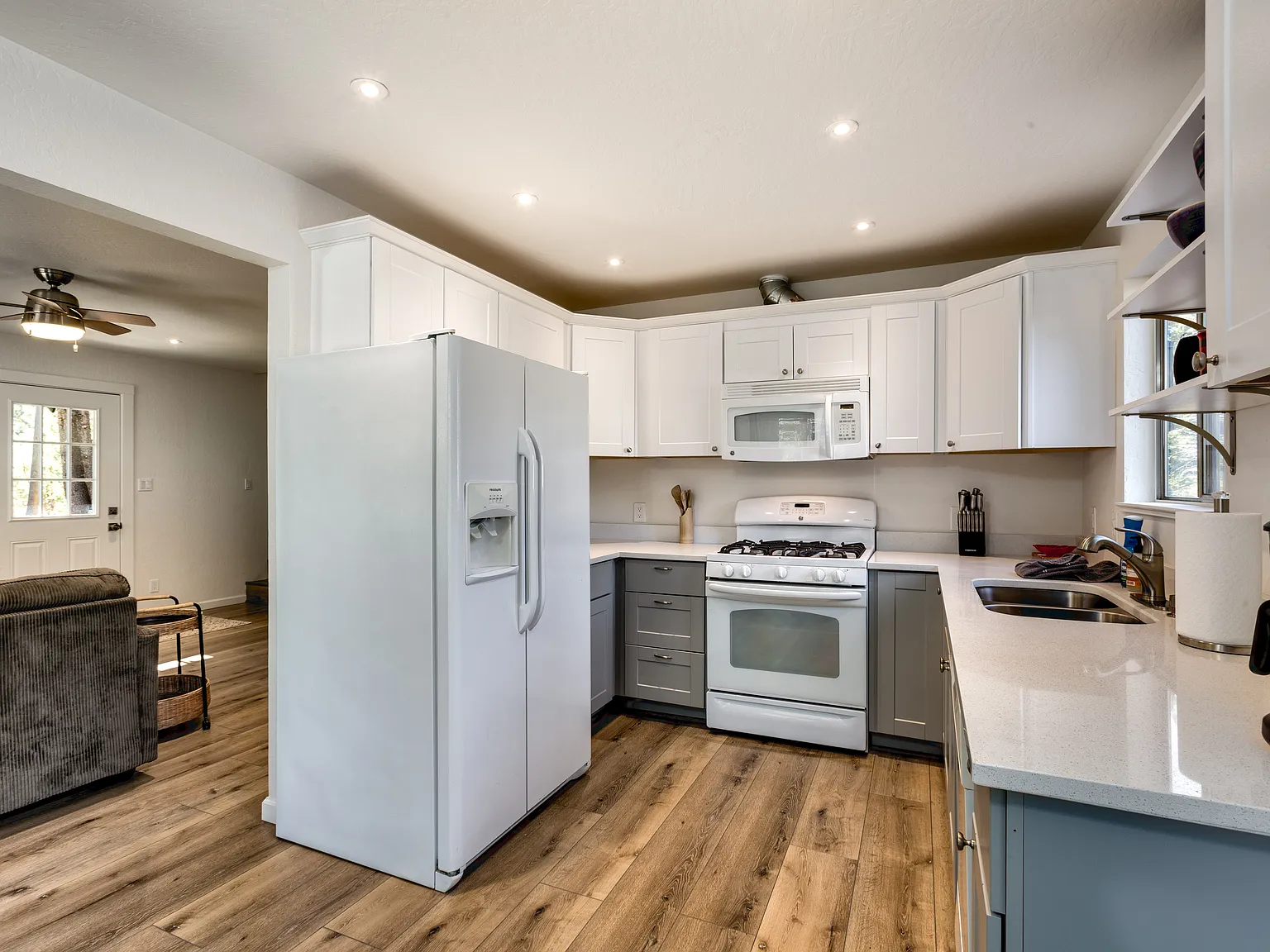 3 bed, 1728 sqft, $3,800 — Photo 2