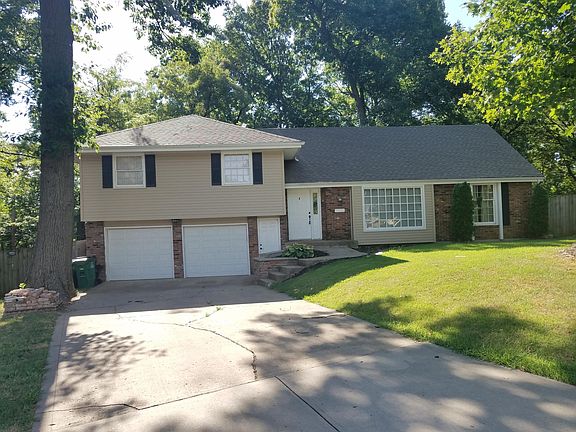 Front of House. 2 car Garage.