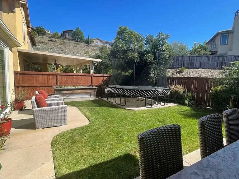 877 Hailey Ct — Photo 4
