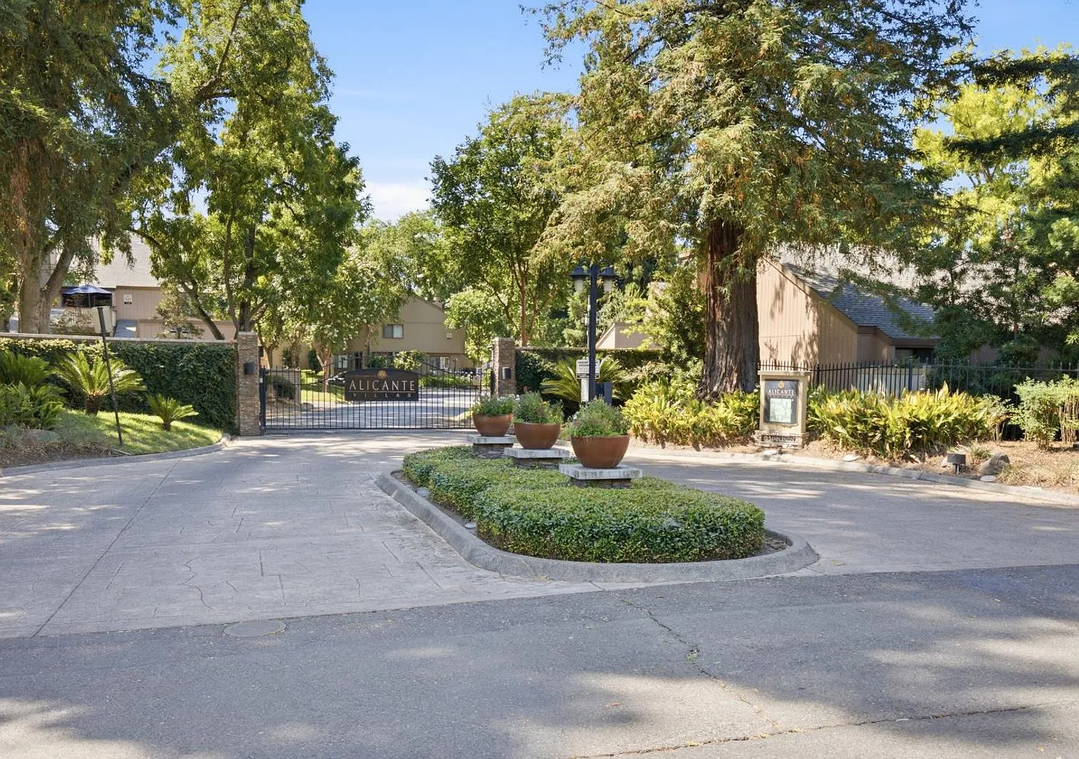 Best Darned 1 Bedroom Townhouse Deal Period — Photo 1