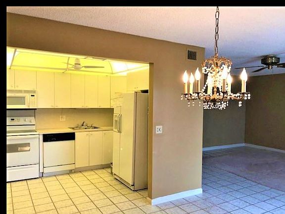 3rd image of 302 Greenbrier Cir #C