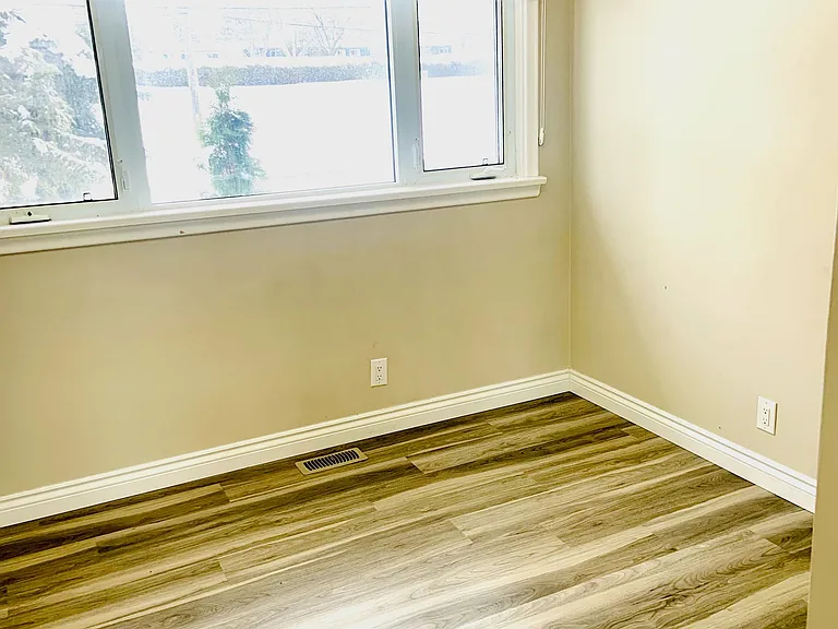 513 Rossland Rd E #UPPER — Photo 11