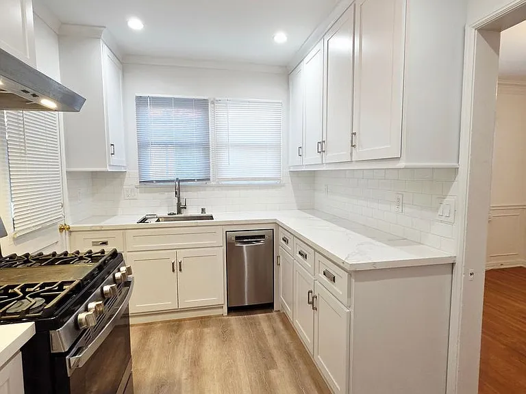 701 S Wilton Pl — Photo 6