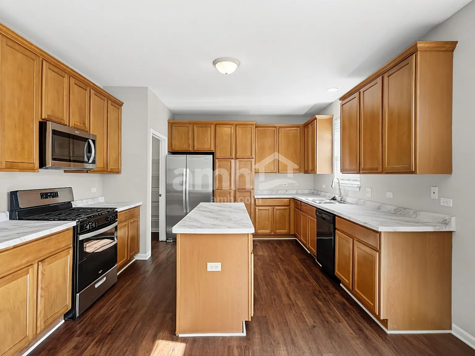 5 bed, 2.5 bath, 2690 sqft, $3,975 — Photo 3