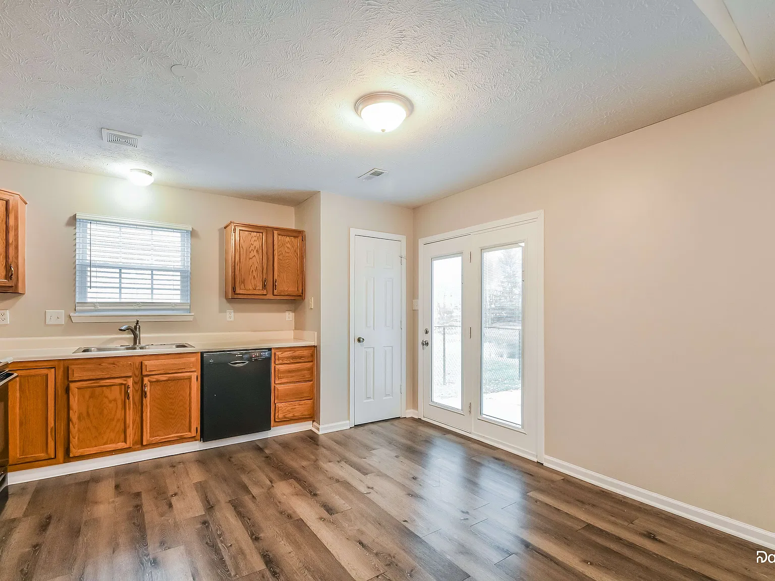 3 bed, 2.0 bath, 1384 sqft, $2,245 — Photo 4