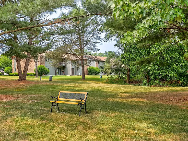 Country Knoll Apartments — Photo 20