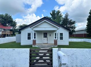 202 W 4th St, Livingston, TN 38570