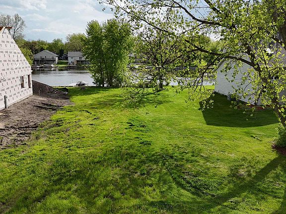 2nd image of 1100 Candlewick Dr NE
