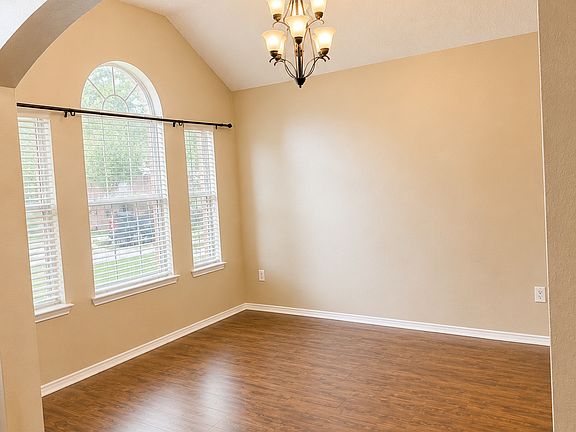 5th image of 9505 Thorncliff Dr