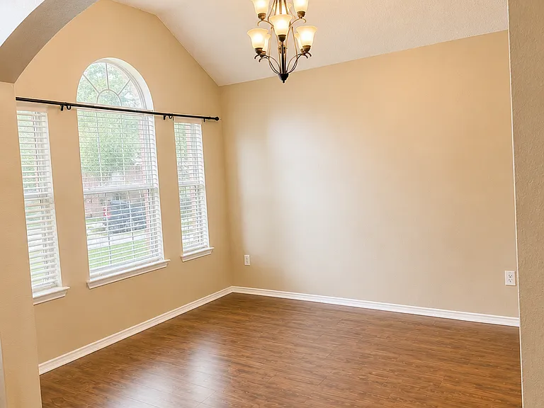9505 Thorncliff Dr — Photo 5