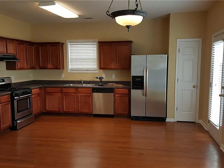 2036 Executive Dr — Photo 5