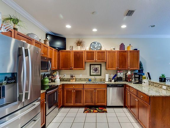 5th image of 154 Valencia Cir