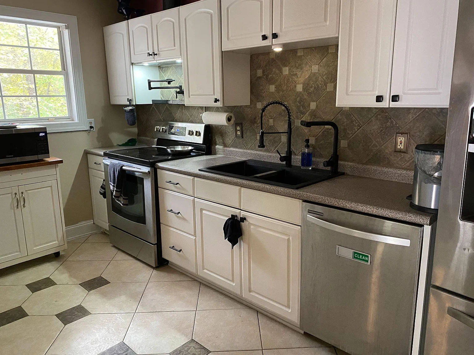4 bed, 4.0 bath, 2500 sqft, $884 — Photo 3