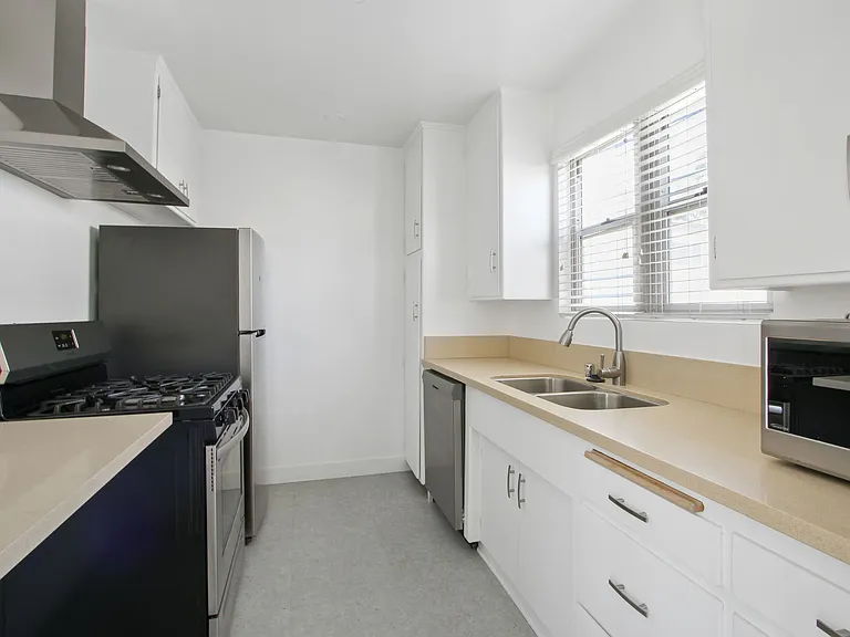 943 6th Street in Santa Monica - North of Wilshire and only 6 blocks to the beach! — Photo 1