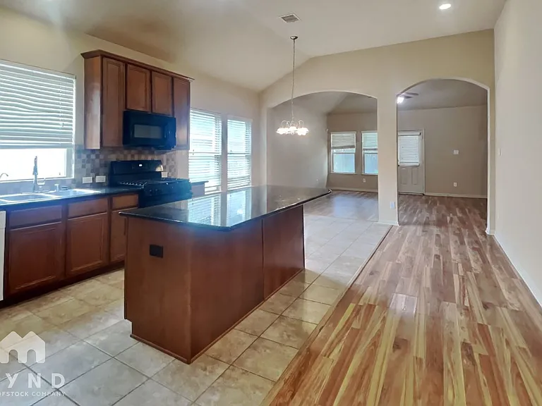 1411 Cameron Park Ln — Photo 6