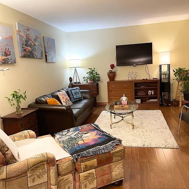 1st image of 924 Shorewood Dr APT 51