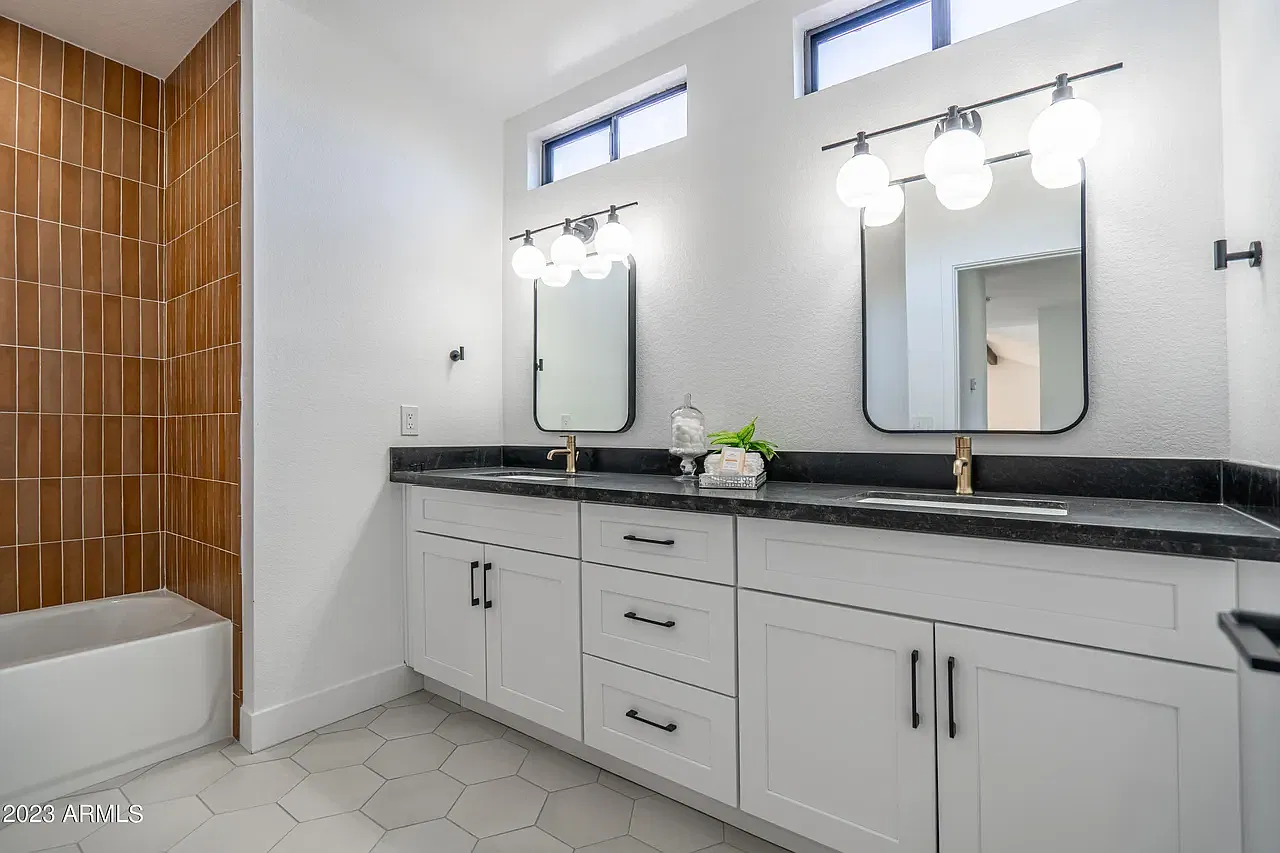 5 bed, 3494 sqft, $7,899 — Photo 4