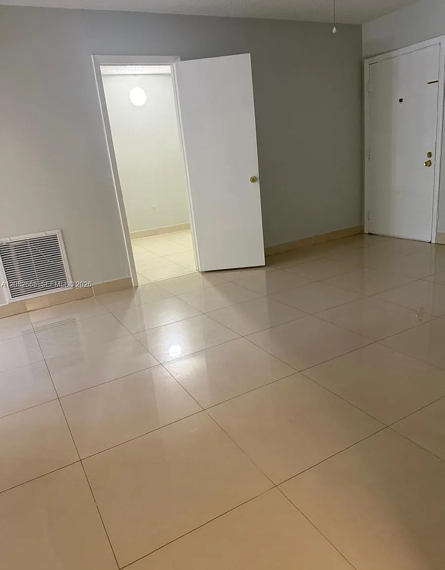 3 bed, 1040 sqft, $2,500 — Photo 2