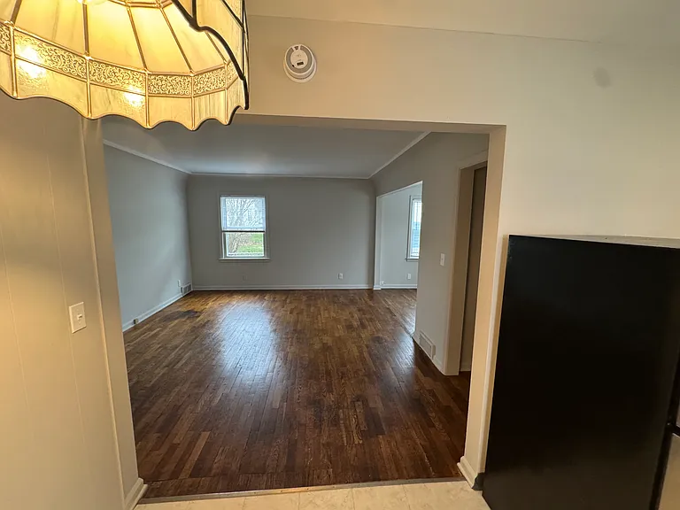 2121 Roberts Ln — Photo 4