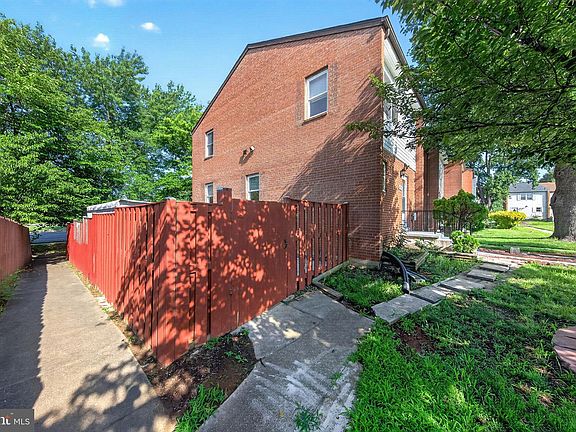 4th image of 8238 Wycliffe Ct