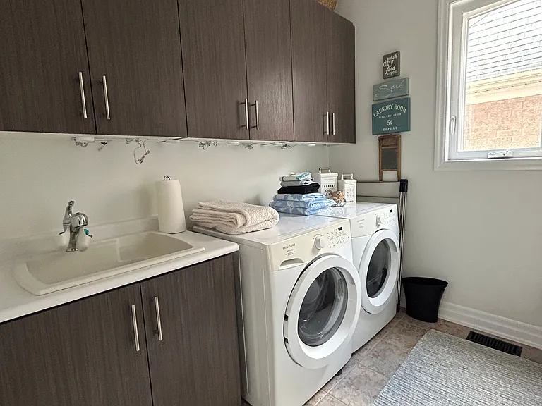 77 Robert Berry Cres — Photo 18