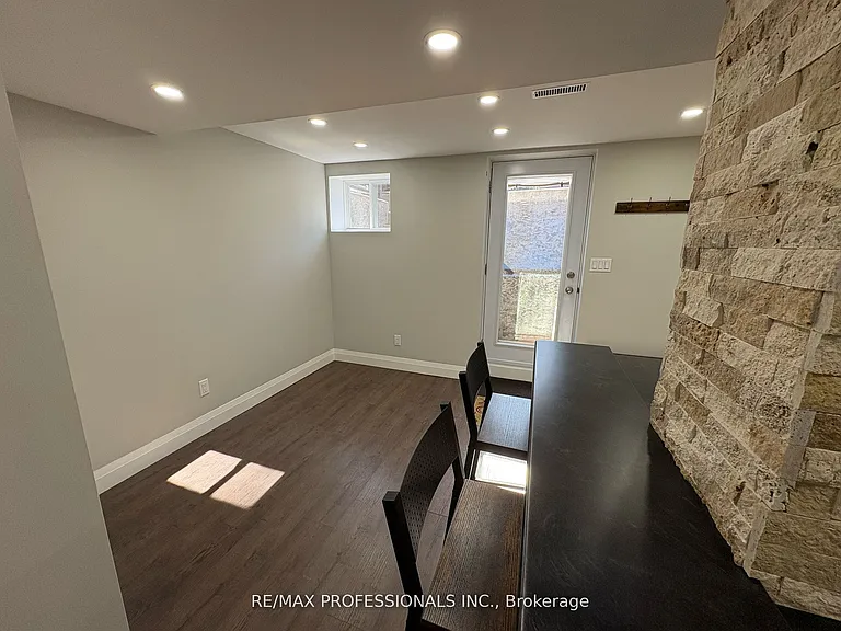 19 Elmbrook Cres #LOWER — Photo 7