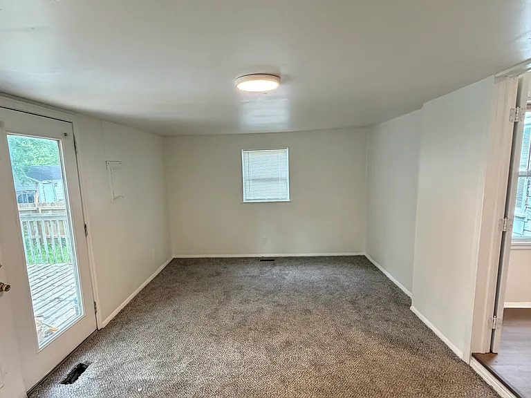1002 S Hickory St — Photo 5