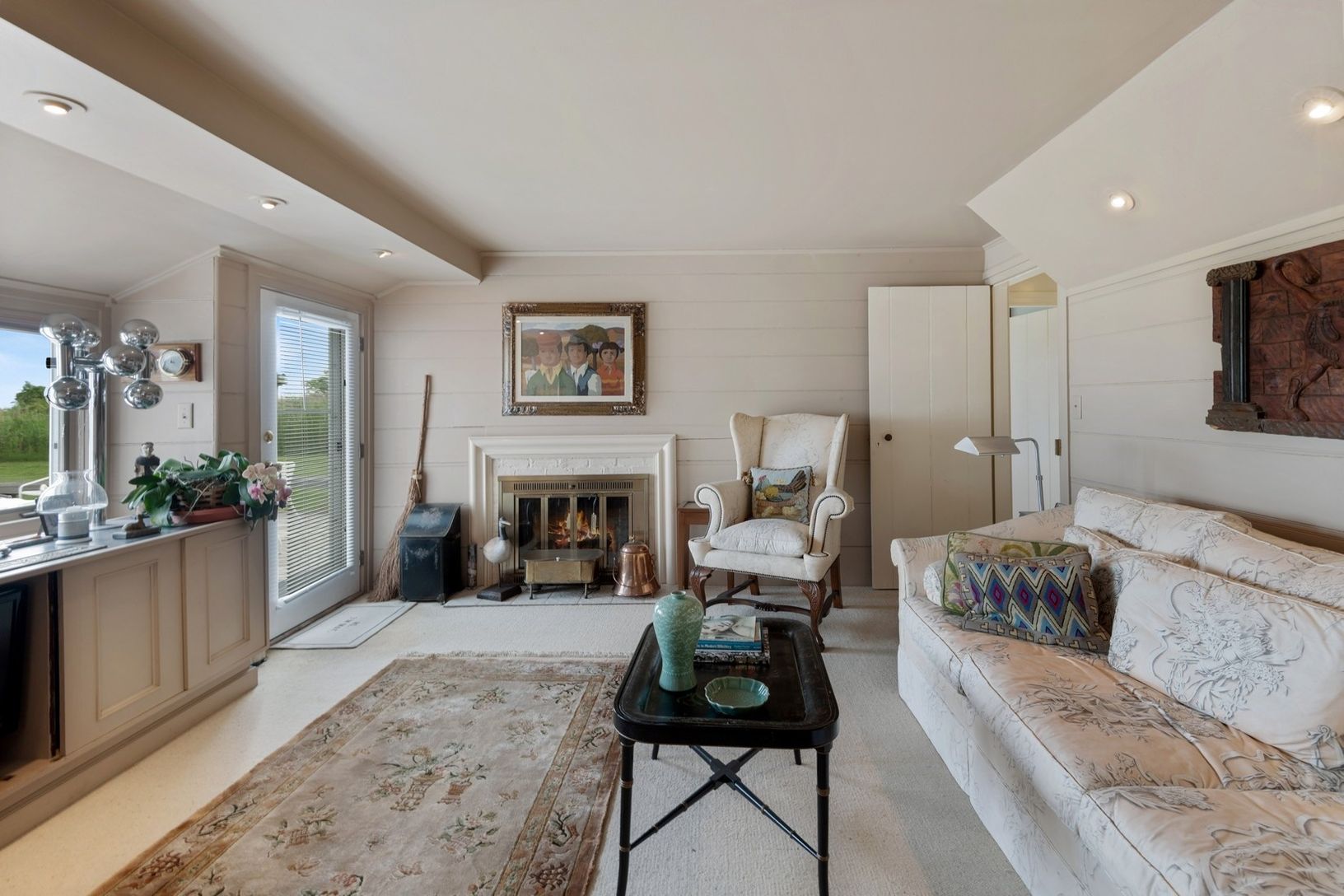  Guest House Den with Fireplace