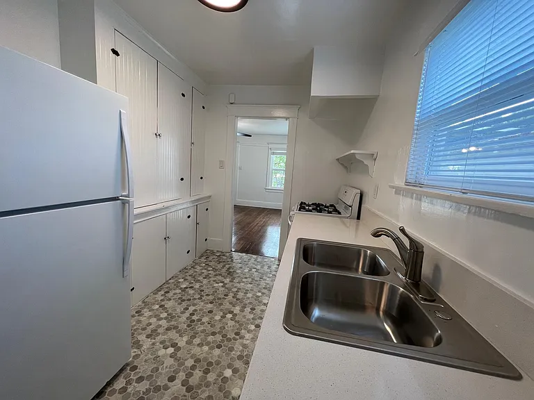 1343 Chelsea Ave — Photo 5
