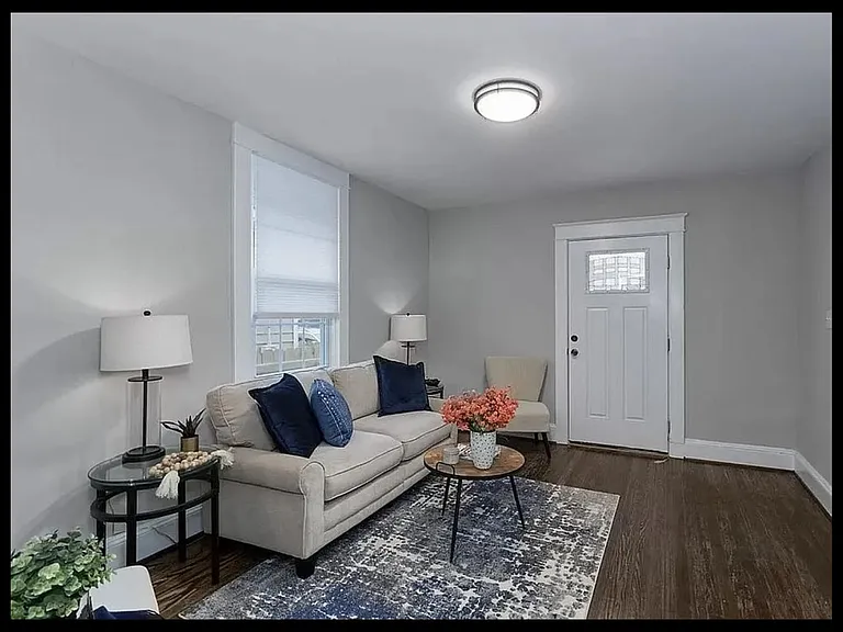 3211 Stockton St — Photo 2