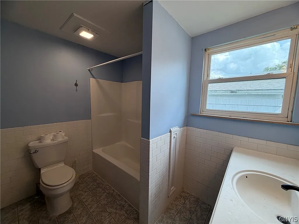 2 bed, 1.0 bath, 2272 sqft, $1,100 — Photo 4