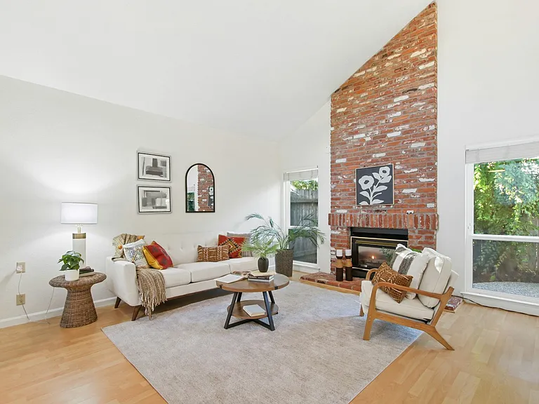 325 E 8th St #1 — Photo 2
