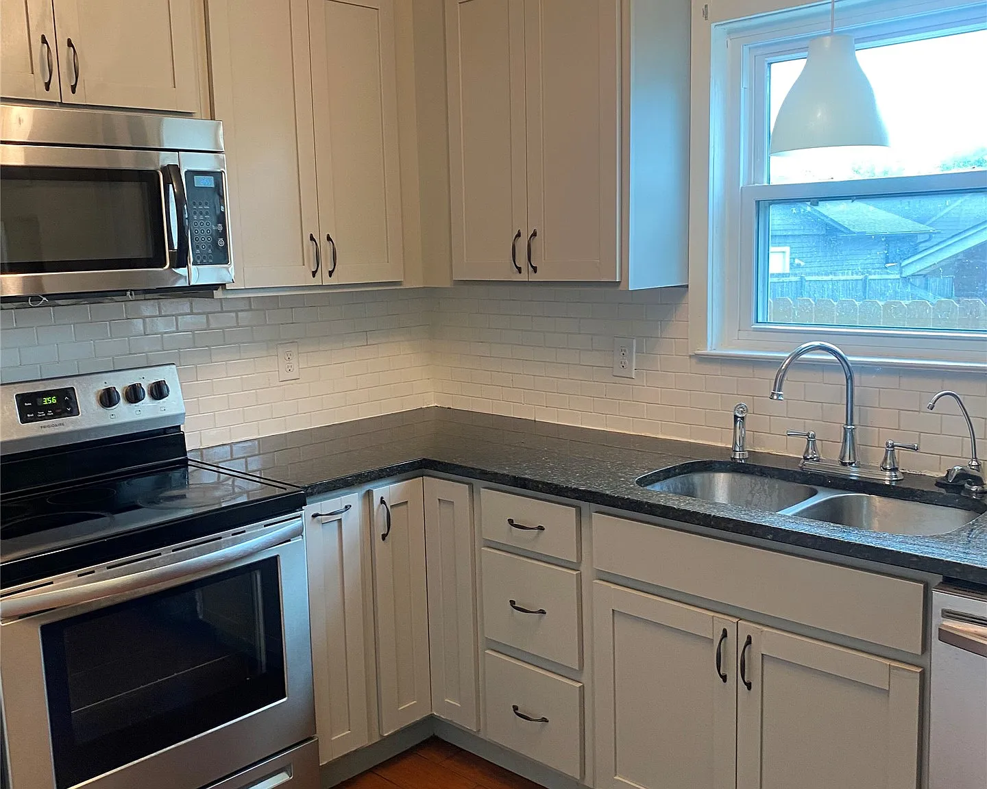 3 bed, 2.0 bath, 1384 sqft, $1,350 — Photo 2