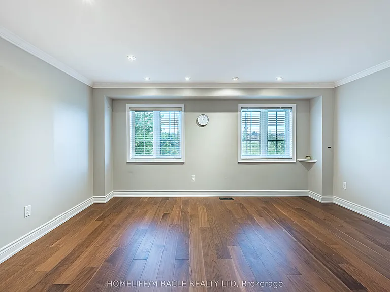 419 Rossland Rd E — Photo 11