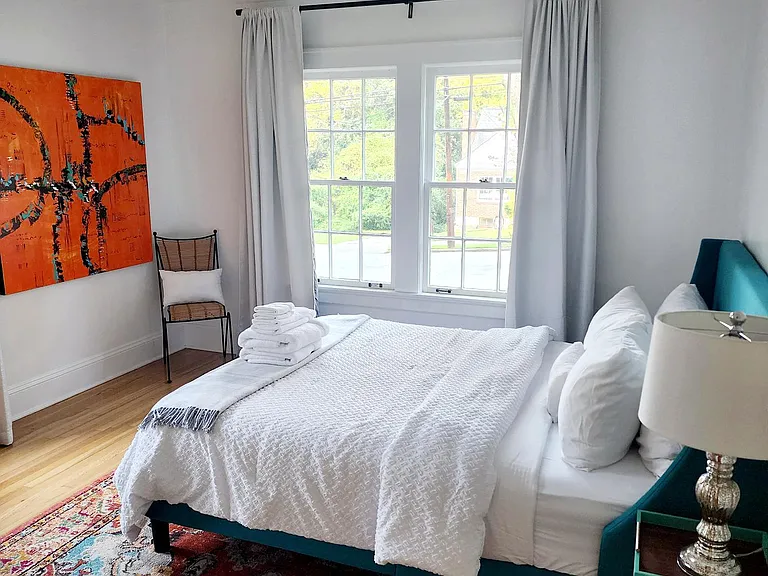 Bedroom (queen size bed)