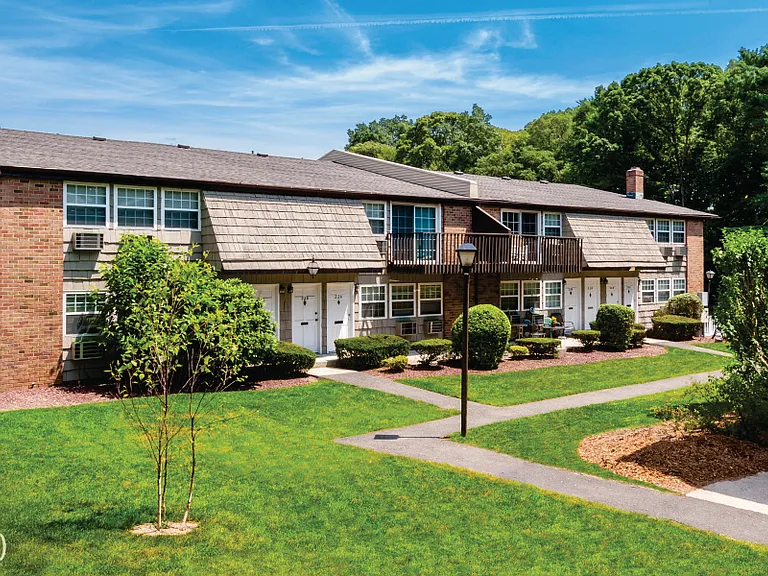 Heatherwood House at Ronkonkoma — Photo 1