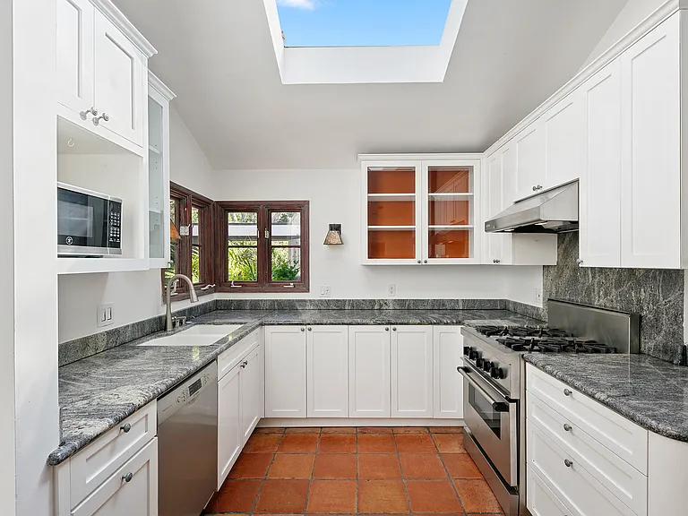 6328 Frondosa Dr — Photo 12
