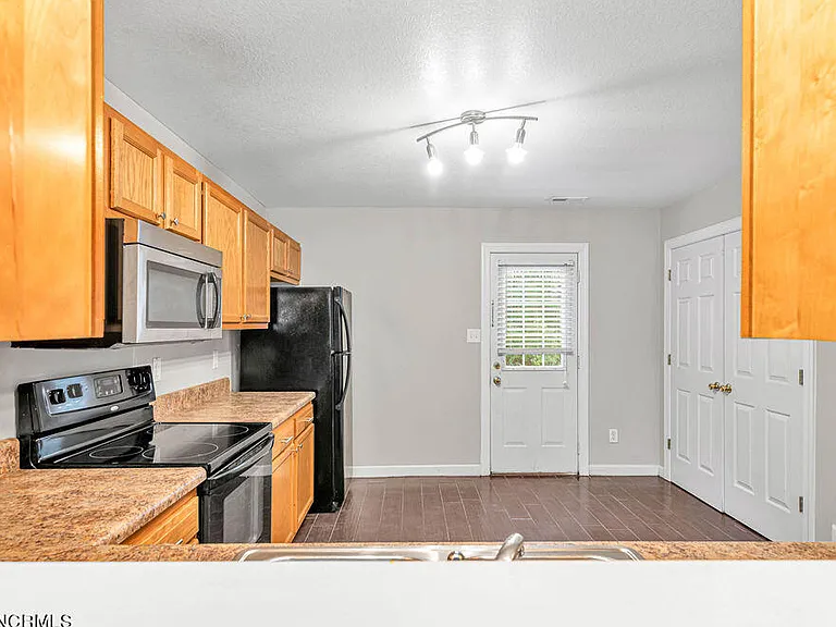 300 Streamwood Dr — Photo 9