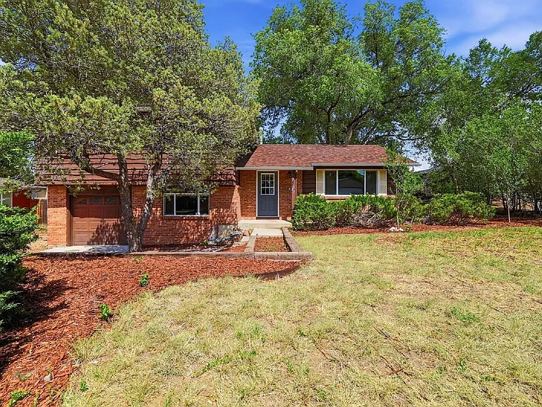 1087 Hathaway Dr — Photo 1